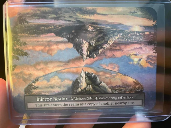 Mirror Realm — comparação regular vs Curio (arte espelhada)