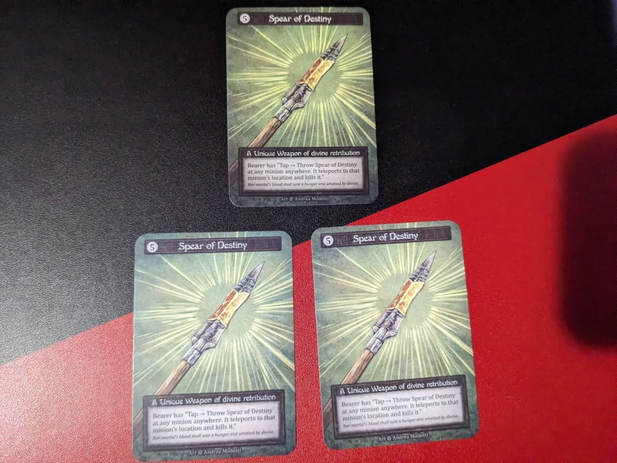 3 cópias de Spear of Destiny — as duas inferiores são Curios encontrados juntos no mesmo Beta box