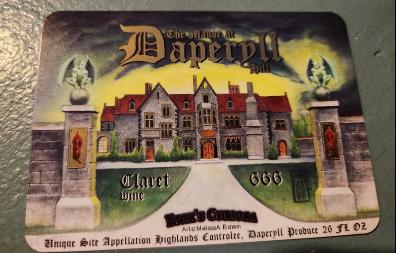 The Manor at Daperyll Hill Curio — design de rótulo de vinho com gargoyles e 666